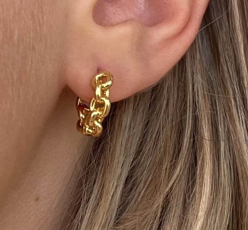 Linked Up Huggie Hoop Earrings in Gold