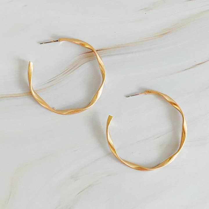 Sleek Style Hoop Earrings in Gold